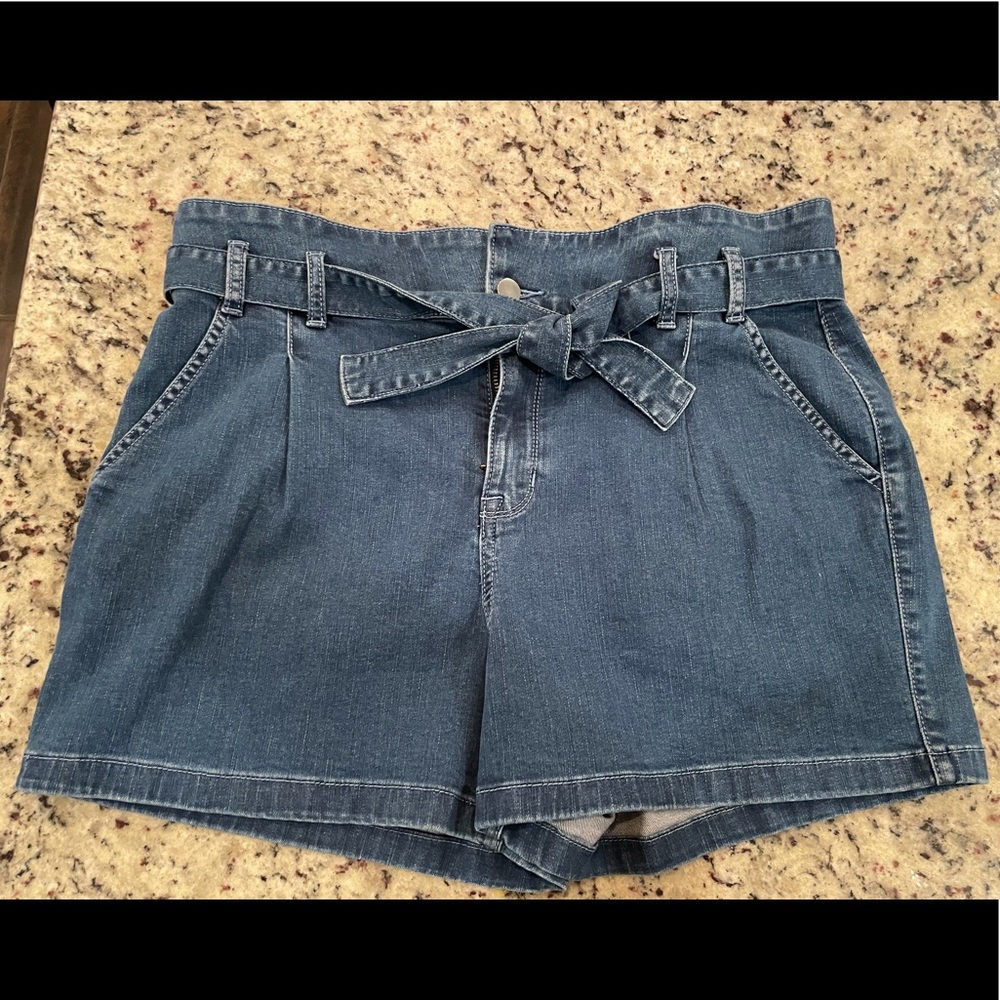 NWOT women’s size 14 shorts